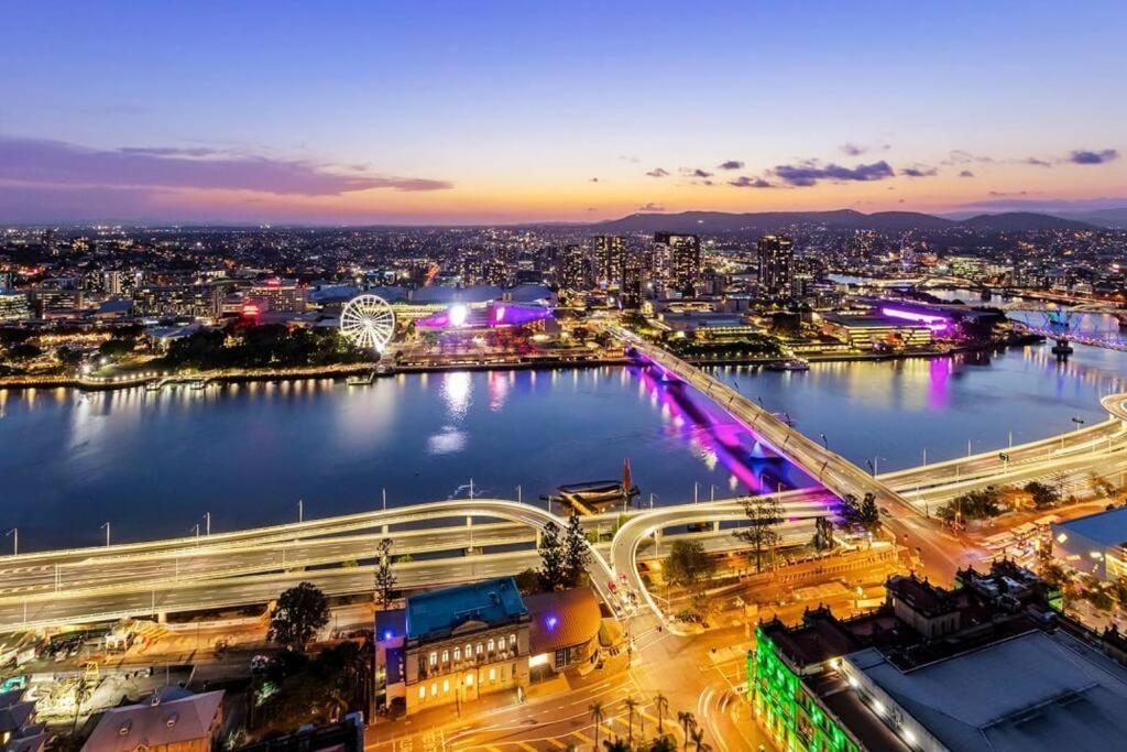 Dress Circle! 2bed/2bath/1car/amazing Views ~ Cbd