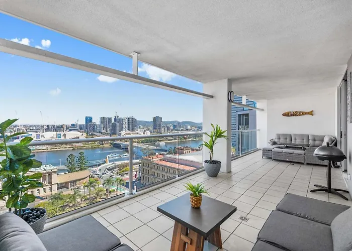 Dress Circle! 2Bed/2Bath/1Car/Amazing Views ~ Cbd