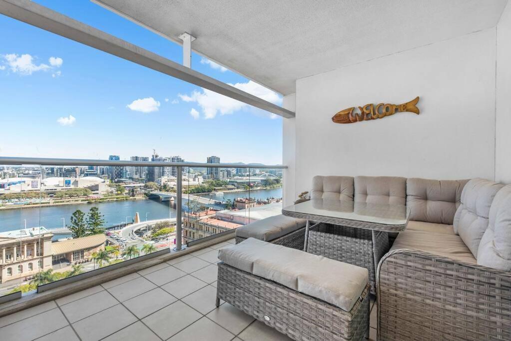 Dress Circle! 2bed/2bath/1car/amazing Views ~ Cbd Apartment
